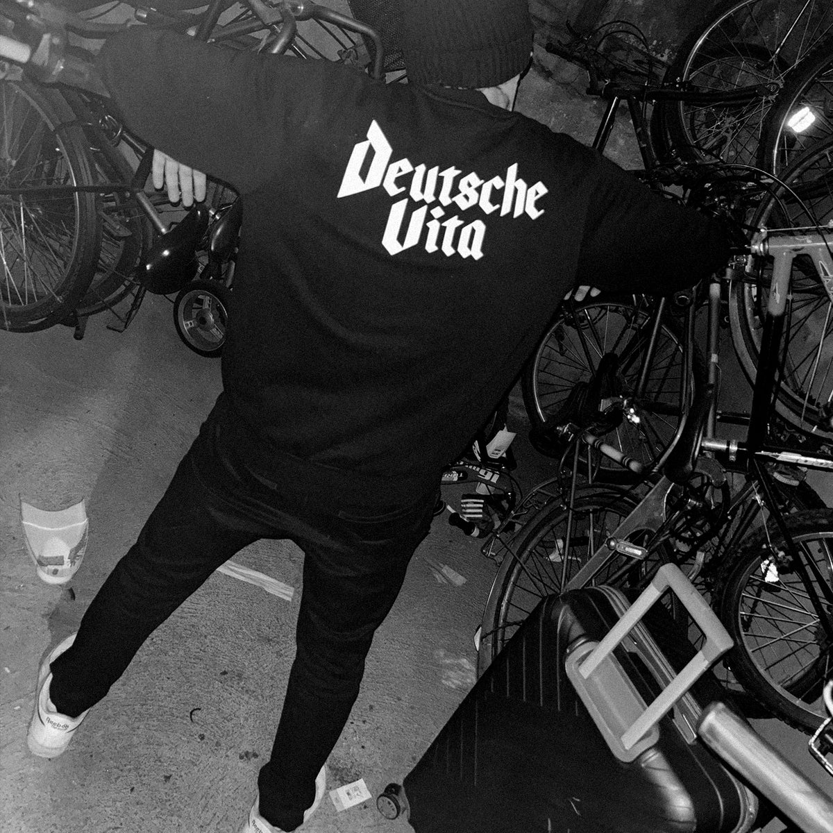 DV2 Kassette + Sweatshirt "RÜCKEN"